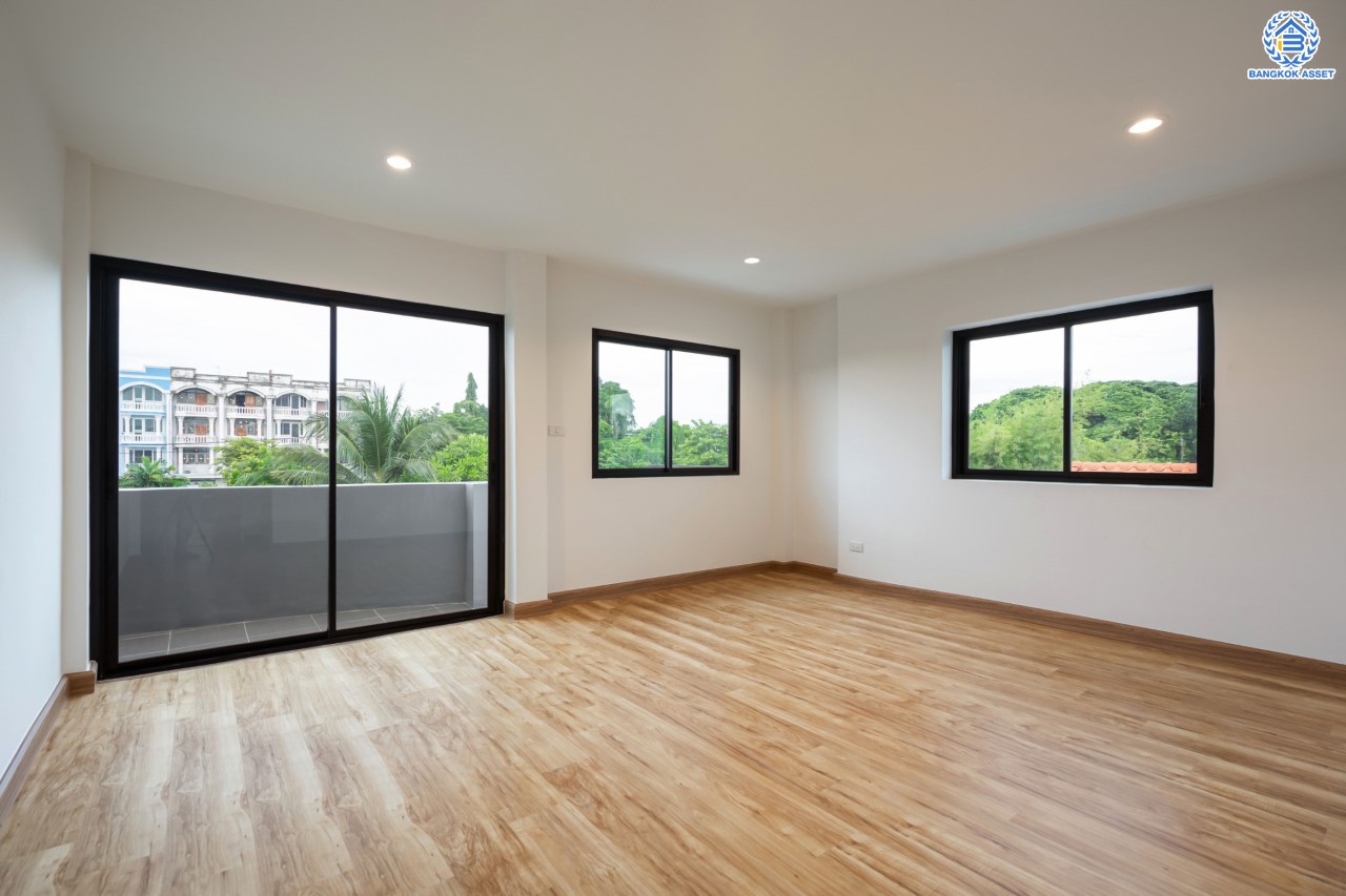 บ้านมือสองตกแต่งใหม่ ดีไซน์สวย ม.บ้านช่อชัยพฤกษ์ จรัญฯ-ปิ่นเกล้า เนื้อที่ 47.5 ตร.ว. ฟังก์ชัน 3 ห้องนอน 3 ห้องน้ำ จอดรถได้ 2 คัน รองรับทุกกิจกรรม บนทำเลเชื่อมต่อหลายเส้นทาง ใกล้จุดขึ้นทางด่วน "ศรีรัช" และรถไฟฟ้าสายสีแดง "สถานีบางบำหรุ"